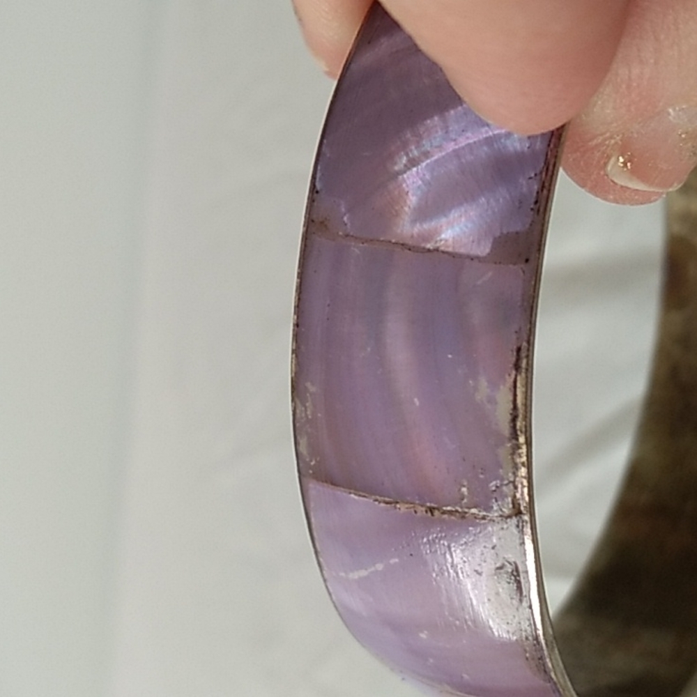 Vintage brass bangle with purple mother of pearl inlay - Picture 6 of 7